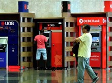 Singapore banks stick to hiring plans even as UOB freezes wages